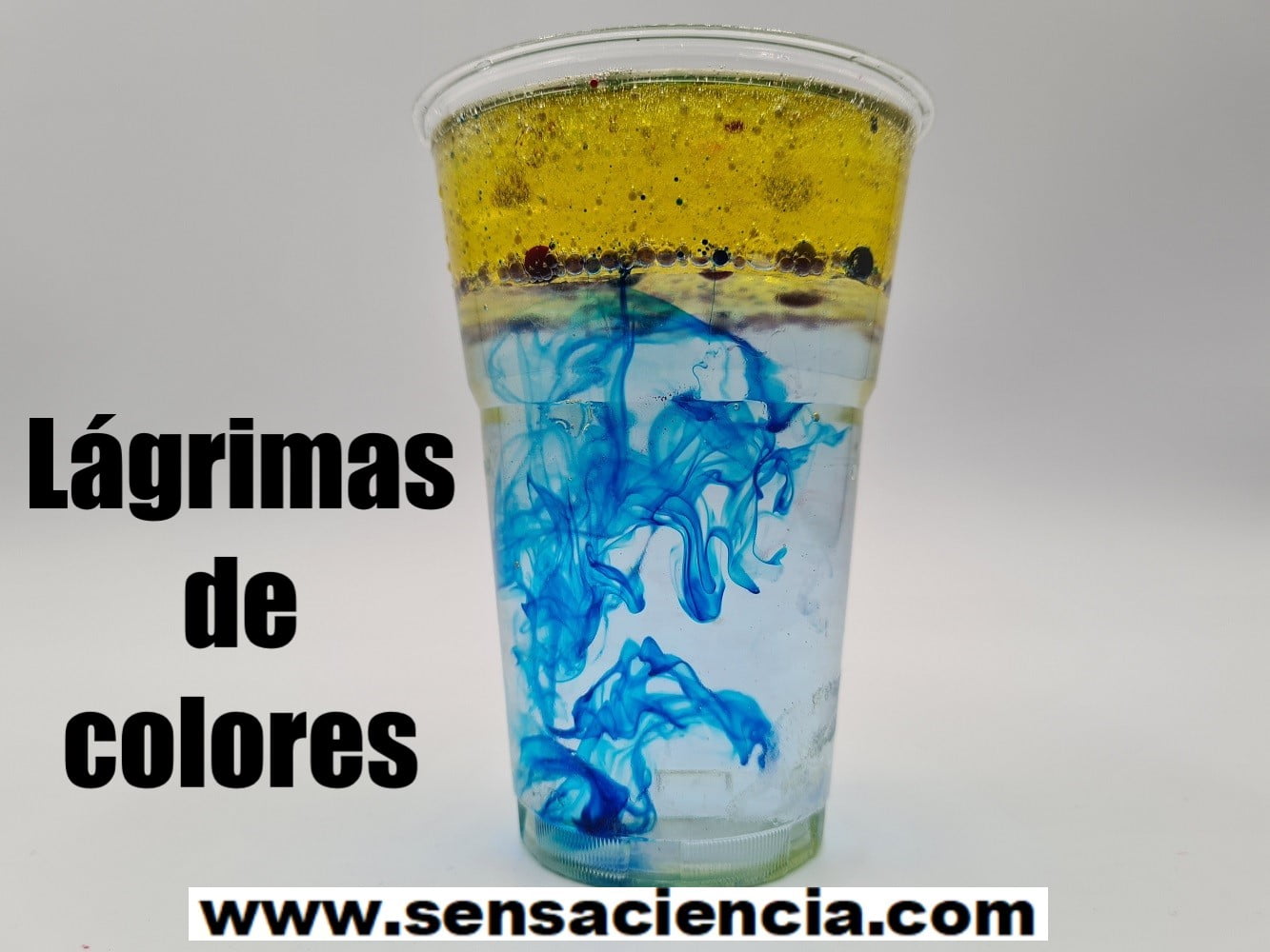 Experimento científico de lluvia de colores para niños