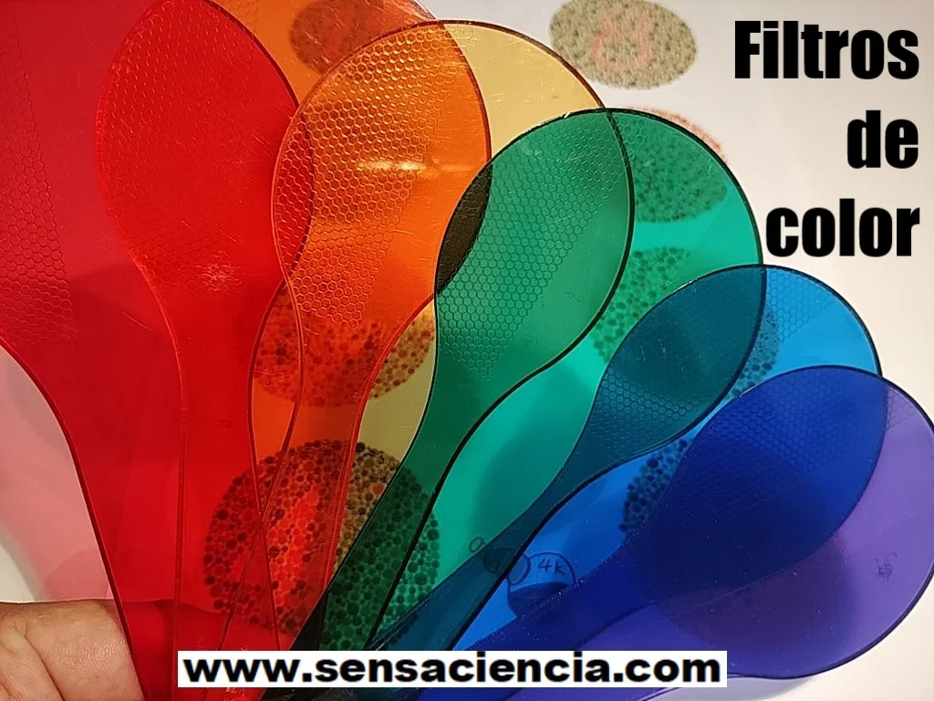 Experimento de óptica para niños con filtros de color